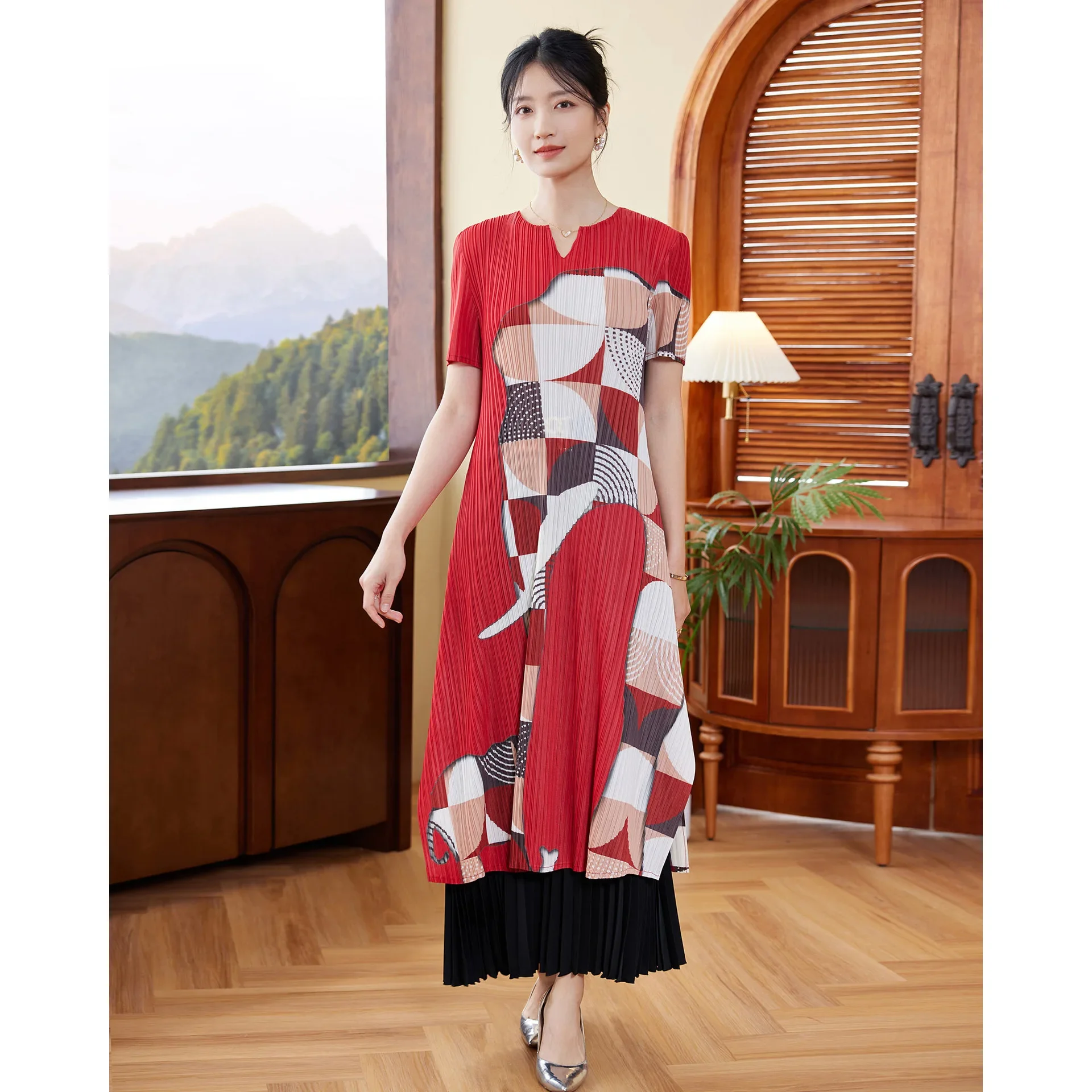 

Miyake Pleated Dress 2024 New Summer Fashion Printed V-neck Short-sleeved Mom Holiday Style Pleated Large Size Dress for Women