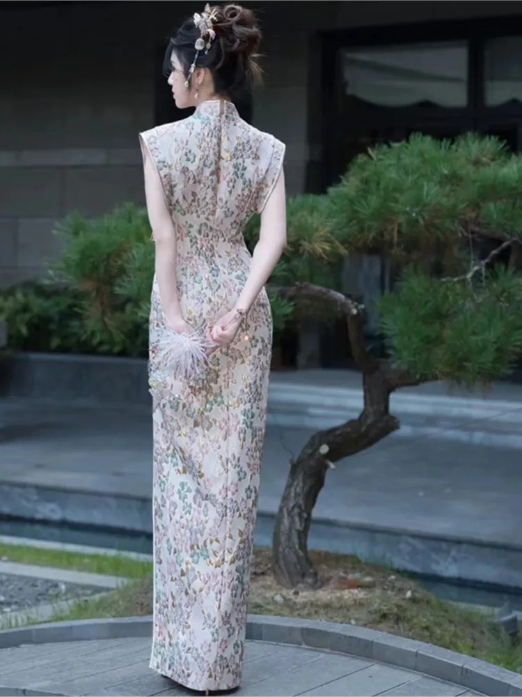 กี่เพ้าปักสไตล์จีนใหม่และชุดราตรีที่หรูหรา