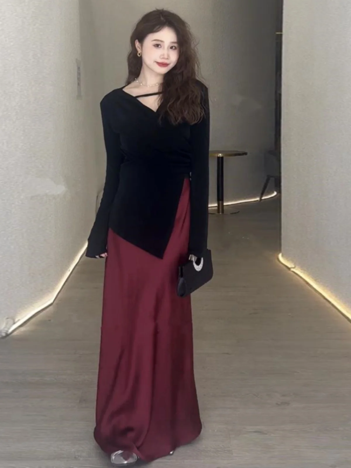 

Spring 2025 Korean Style Night Rose Elegant Split Fashion Skirt V-Neck Top Set Casual Long Sleeve Women's Ensemble