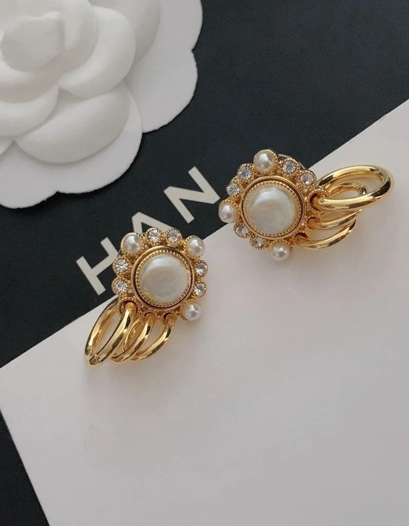 

Stylish and elegant pearl hoop earrings