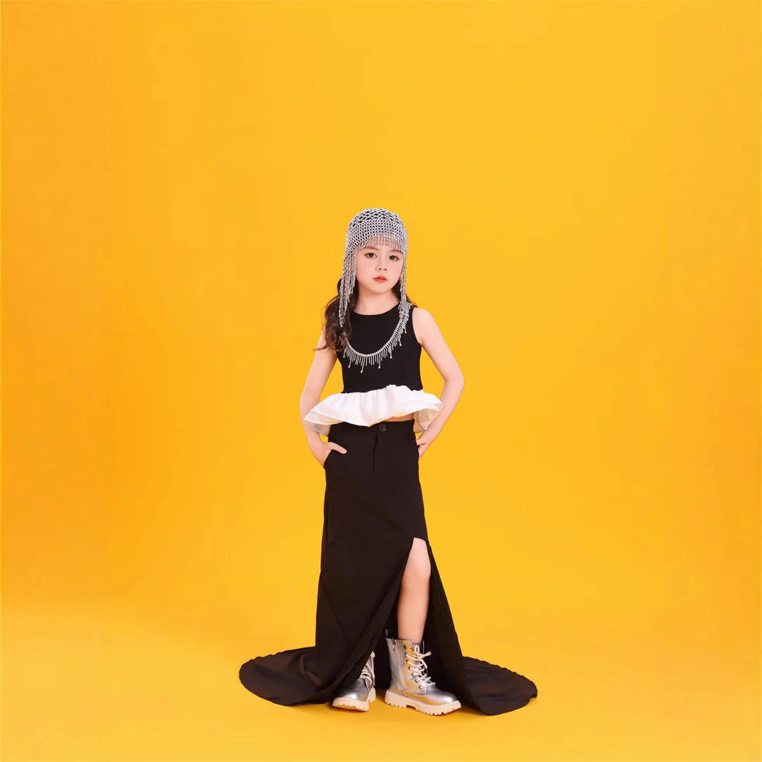 Big Player Girl Hepburn Style Black Sequined Runway Catwalk Suit Simple Wind Car Model Fishtail Skirt Performance Suit Studio view 4