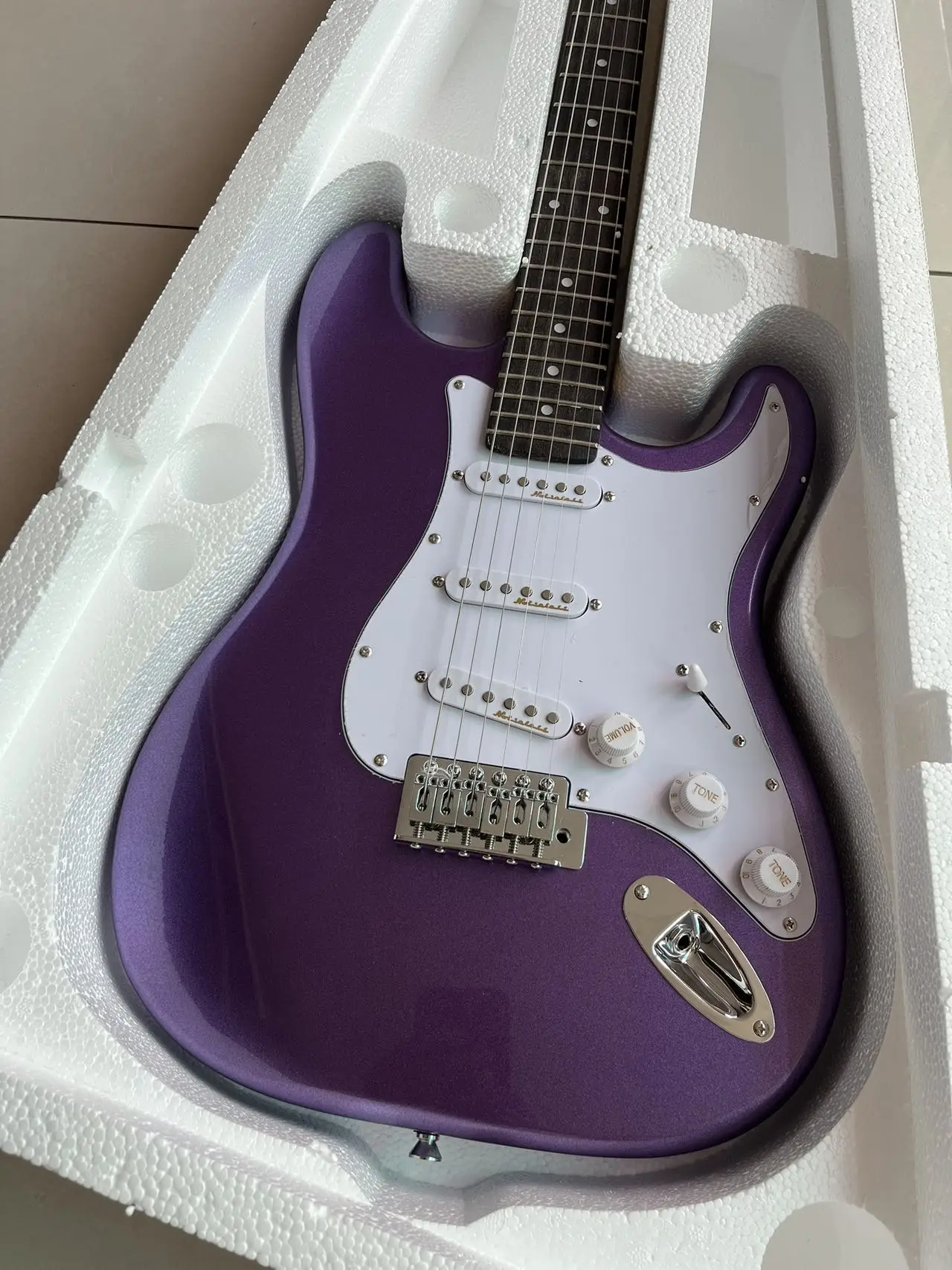 Factory Outlet The High Quality Custom Body 6 String Wooden Bling Purple ST Electric Guitar 22 Fret AaAS