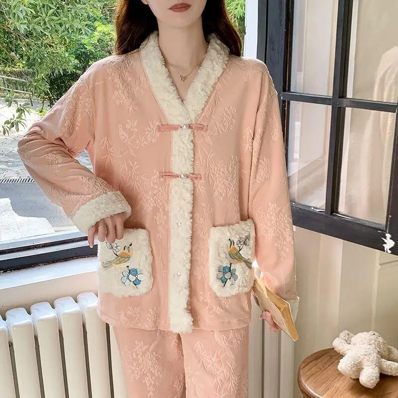 

Бархатные зимние пижамы с вышивкой для женщин, новый теплый китайский стиль, изысканный носимый комплект 2025 года, домашняя одежда, милая одежда для дома