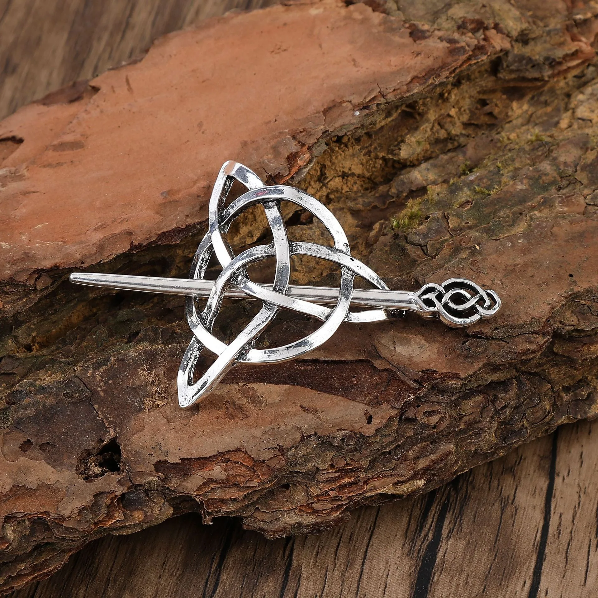 Haarnadel mit keltischem Knoten und Drachenkopf, aufwendiges mittelalterliches Wikinger-Design, Vintage-Mystical Vibe, perfekte heidnische Rituale-Frisuren – Detail 2
