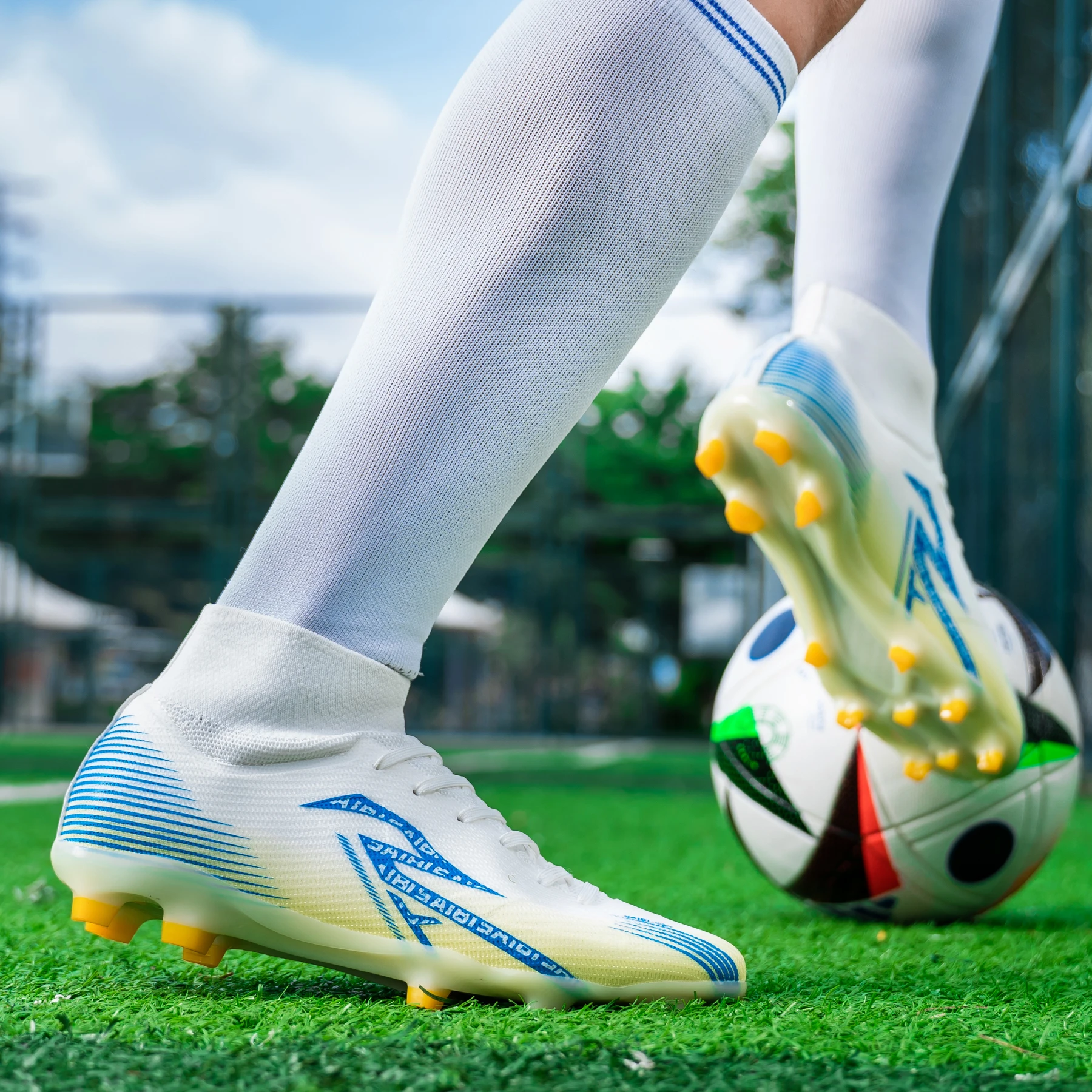 

4 colors of professional football boots high-top FG spikes and broken nails TF can be used by both men and women Sole spikes