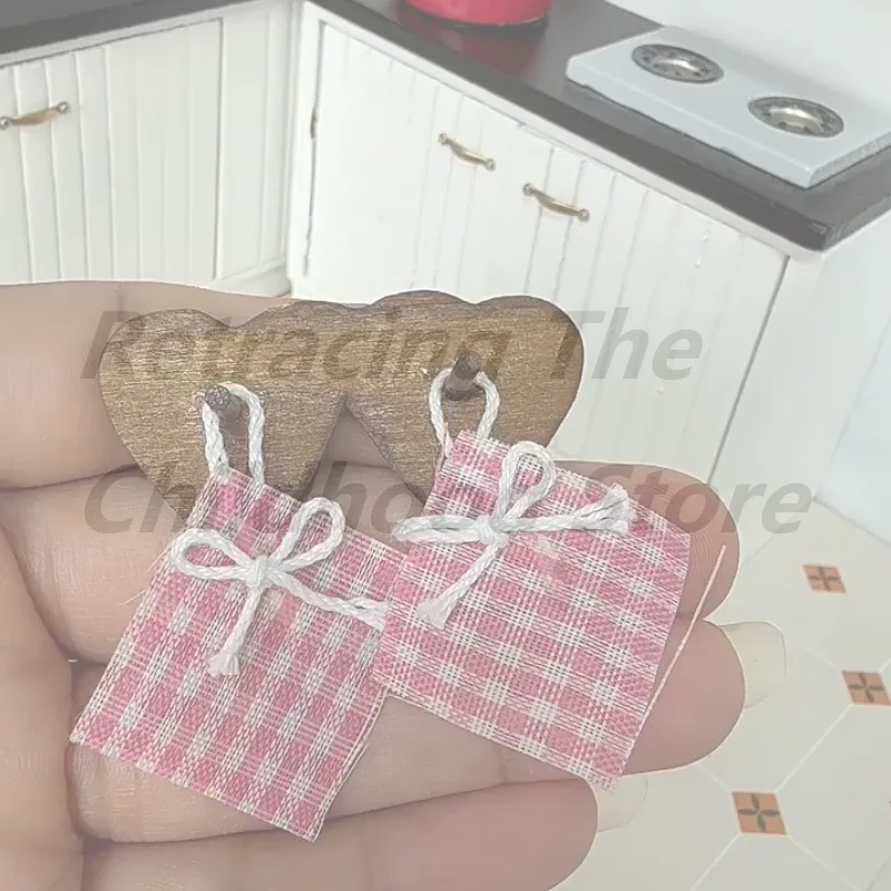

1Pcs Dollhouse Mini Kitchen Decoration Simulation Coffee Colored Wooden Frame With Pink Grid Cloth Model Doll Accessories