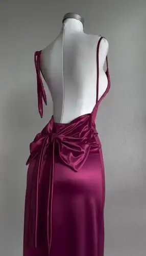 Imagen 2 del producto 2025 principios de primavera nuevo estilo vestido halter de satén con cuello oscilante, vestido con lazo adelgazante con cintura ceñida para mujer