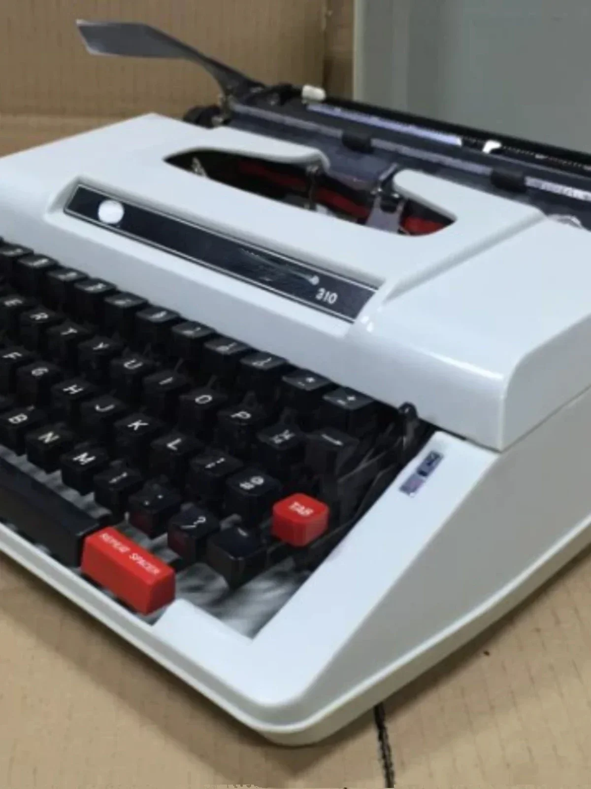 

The 310 old-fashioned English typewriter can be manually operated normally Hot sales