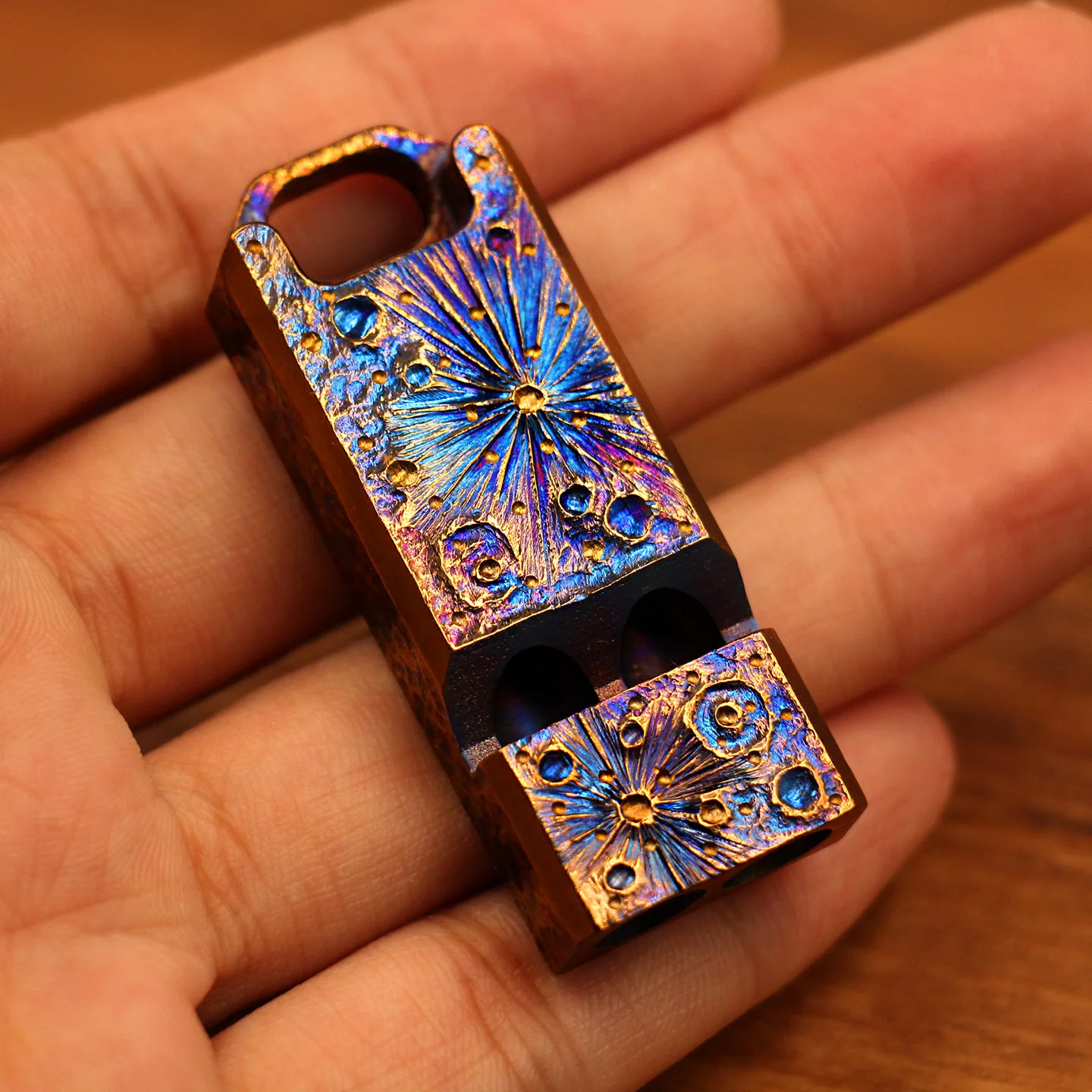 fischietto-in-lega-di-titanio-edizione-limitata-doppio-tubo-audio-potente-intagliato-a-mano-con-motivo-cielo-stellato-edc-per-sopravvivenza-all'aperto-e-arbitraggio