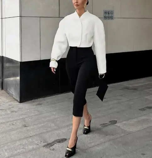 

Осень 2021, новый модный стиль, простая свободная короткая куртка с v-образным вырезом и изогнутым ножом, с длинными рукавами для женщин