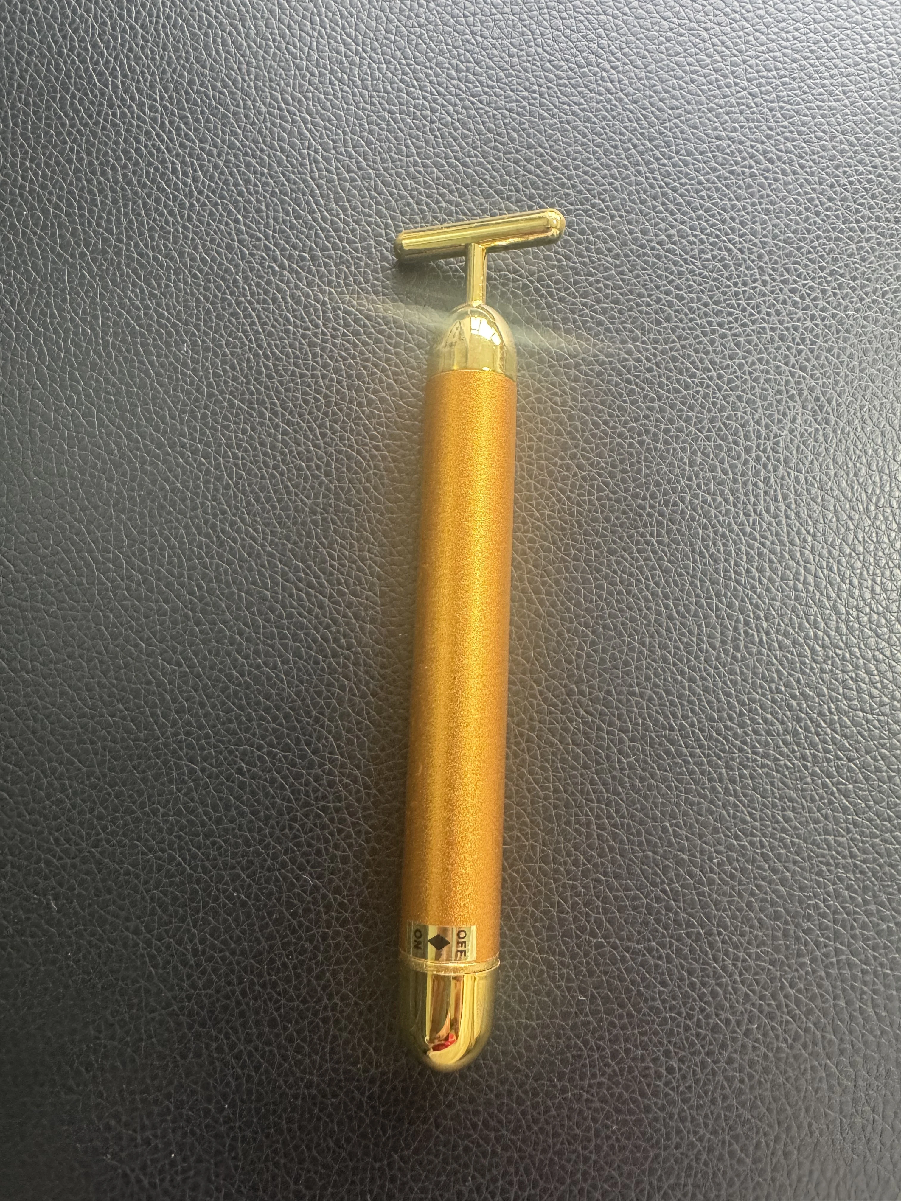 جهاز مكركرنت للوجه 3 في 1 من الذهب عيار 24 قيراط - مدلك على شكل حرف V مع أسطوانة للعين والشفاه لمكافحة الشيخوخة في المنزل.