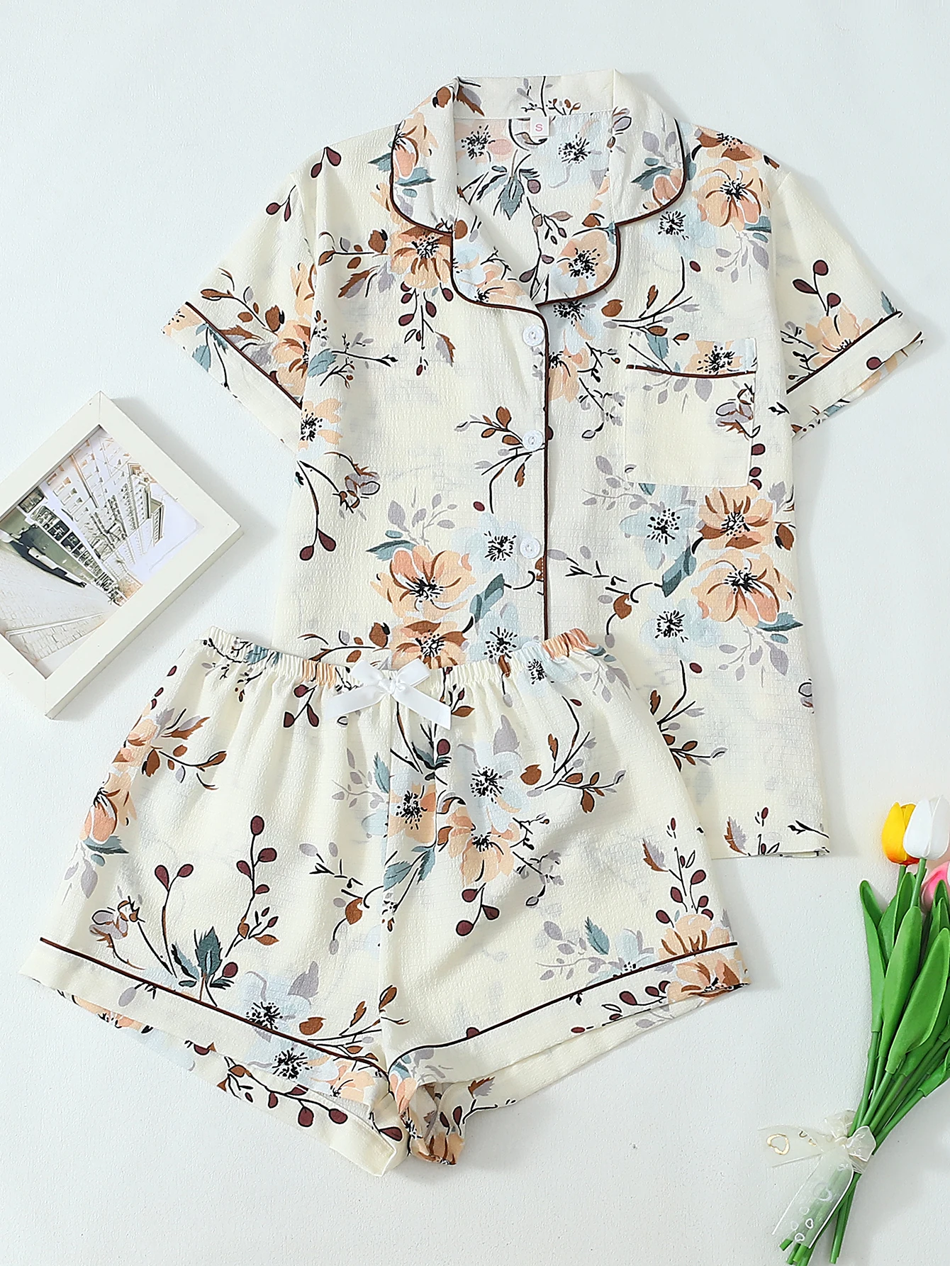Two-Piece Comfortable Floral Print Lapel Button-Down Short-Sleeve Top with Pockets and Bow Shorts Spring/Summer Women's Pajama Loungewear Set Suitable for Home Use