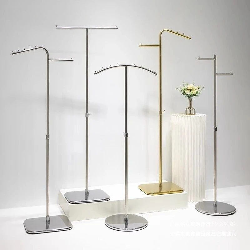 Clothing store is hanging hangers, floor-to-ceiling stainless steel men's and women's clothing store Nakajima shelves, live stre