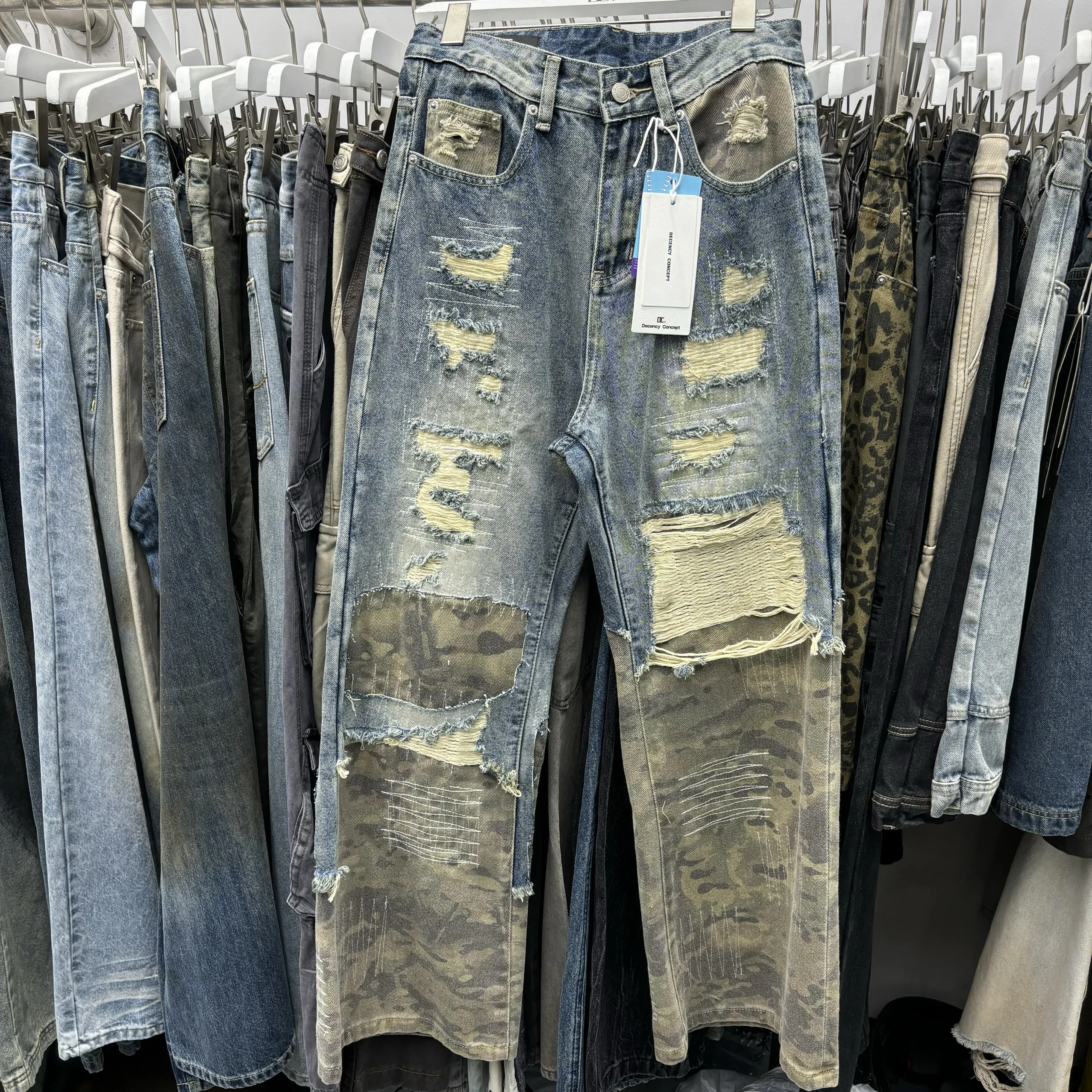 

Мужские джинсы American Sle Cleanfit Heavyweight из плотного денима с вышивкой, цветными вставками и камуфляжным принтом, с эффектом потертости