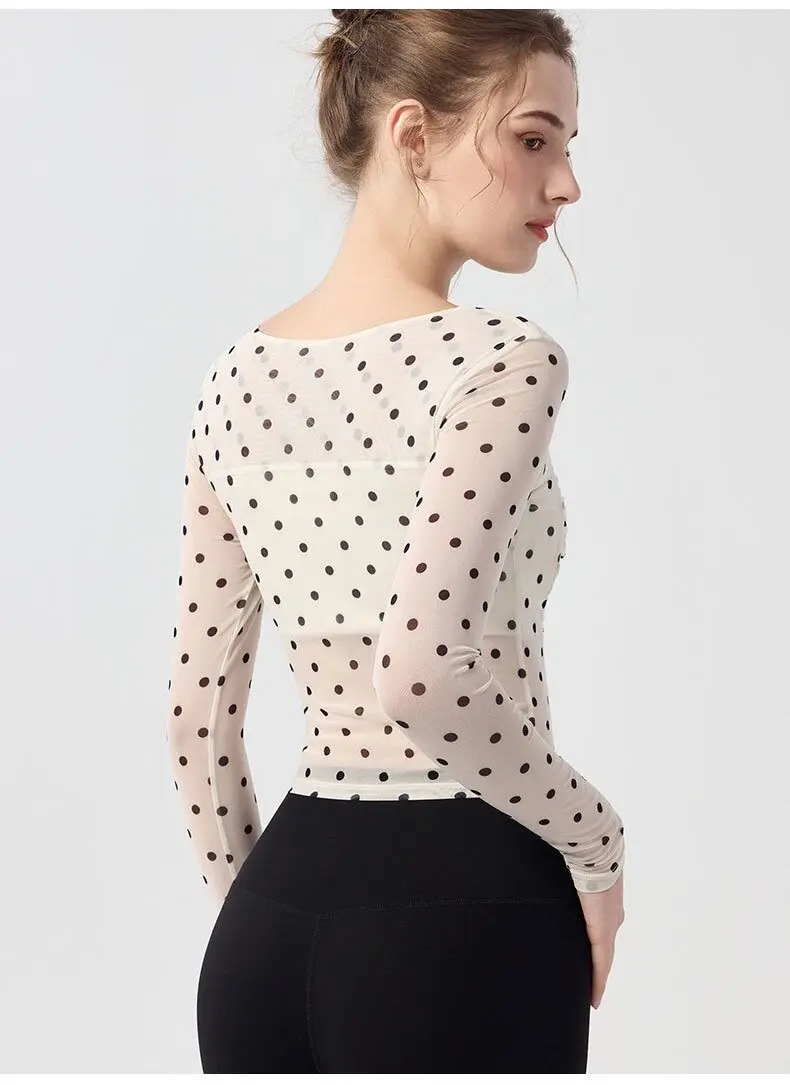 T-Shirt mit quadratischem Ausschnitt und Polka-Dot-Muster, Retro-Stil, langärmelig, für Damen, mit unregelmäßigem Saum, Taillenbund, Brustpolster, geeignet für Yoga, Fitness und Pilates. – Detail 7