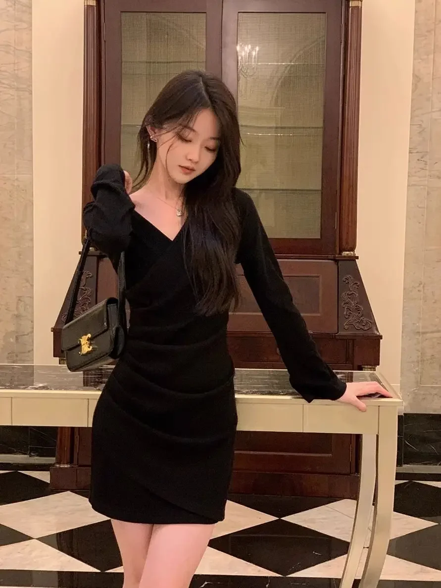 ชุดเดรสสั้นคอวีแขนยาวผู้หญิง, เดรสสั้นแต่งจีบเข้ารูปเน้นสะโพกสำหรับฤดูใบไม้ร่วงและฤดูหนาว