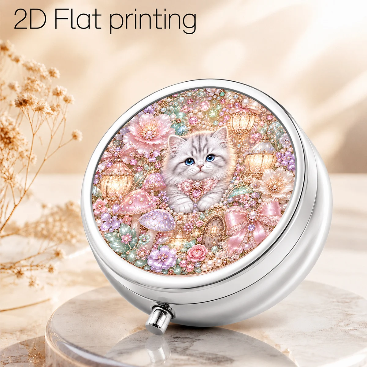 Single pack, flat print, silver-gray kitten wearing a heart-shaped pearl necklace, round box with three compartments, portable storage box, suitable for organizing vitamins and for daily travel use