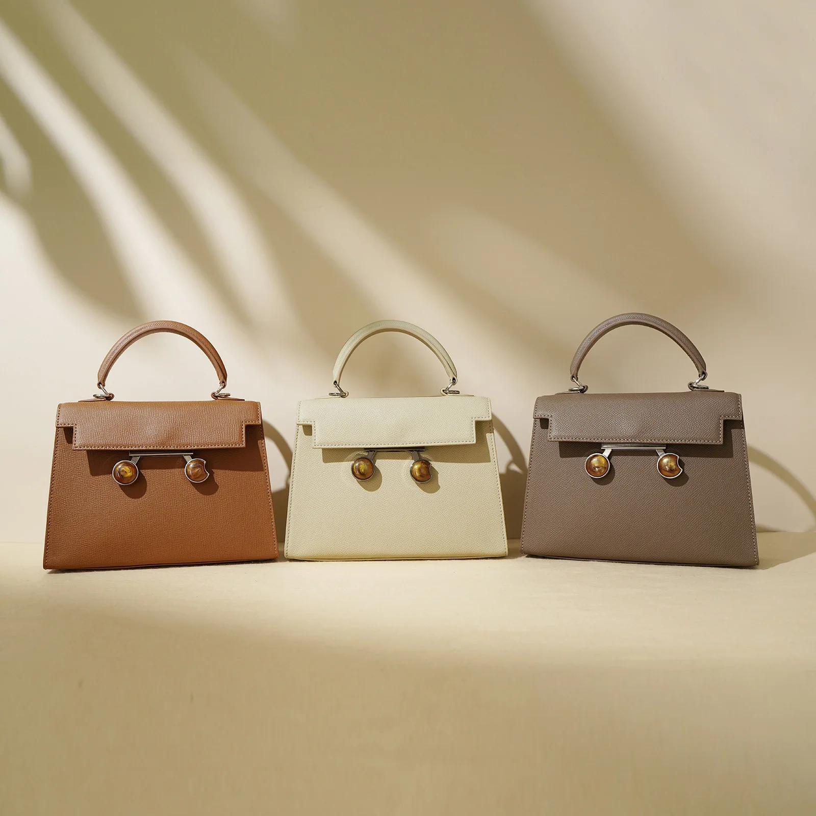 

Сумка для подгузников с гладкими молниями, не заедающими и не застрягающими, легко открывается и закрывается одной рукой, для занятых родителей.