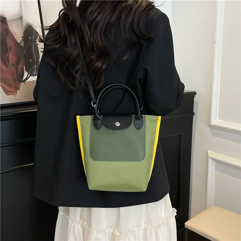 

2025 New Color Matching Tote Bag, A Large-capacity and High-end Shoulder Bag, Women's Universal Handbag