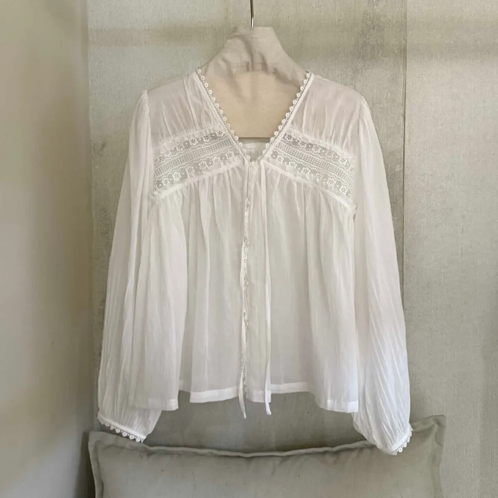 قميص نسائي رقيق للغاية بتطريز كثيف وياقة على شكل V، تصميم كوري منعش للربيع والصيف مع حماية من الشمس