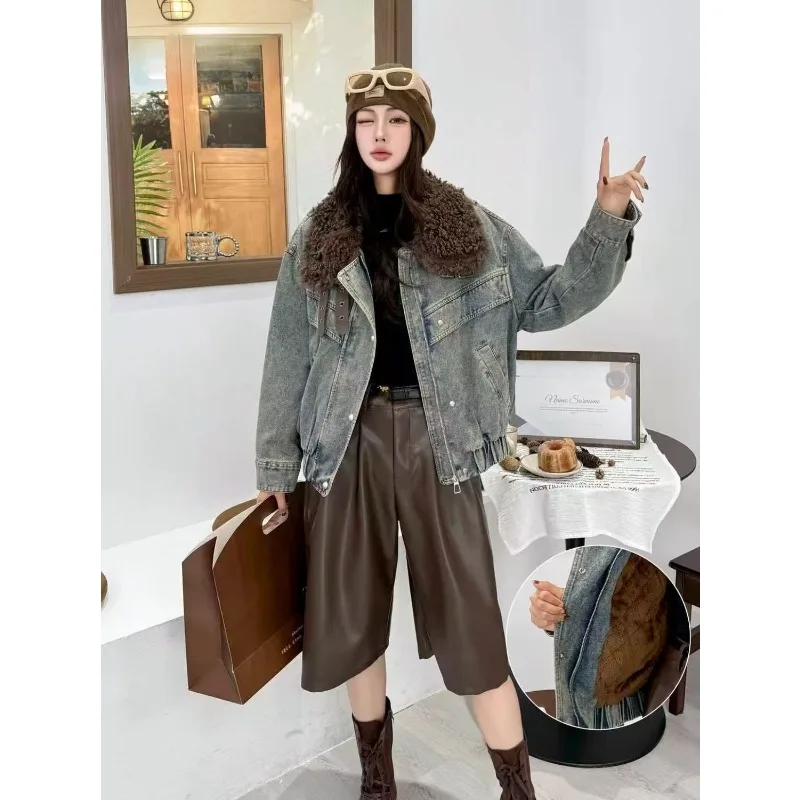 Zimowa moda uliczna, ciepła i stylowa kurtka z dużym kołnierzem, futro, nowa, zintegrowana, dżinsowa, krótka, retro kurtka z futrem.