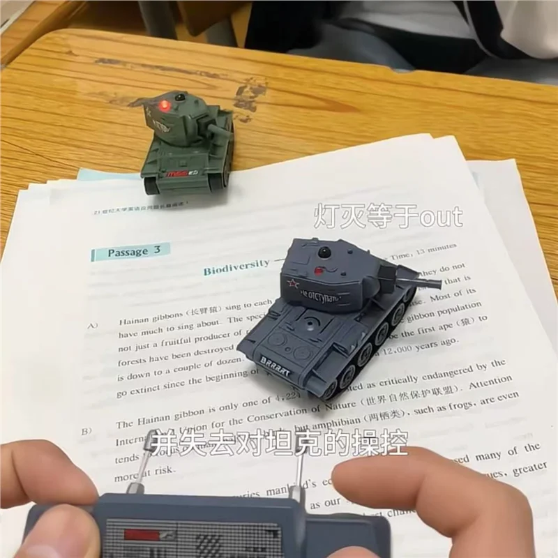 Mini réservoir RC créatif, véhicule tout-terrain Rechargeable, bataille infrarouge, voiture télécommandée, cadeau Unique pour petit ami