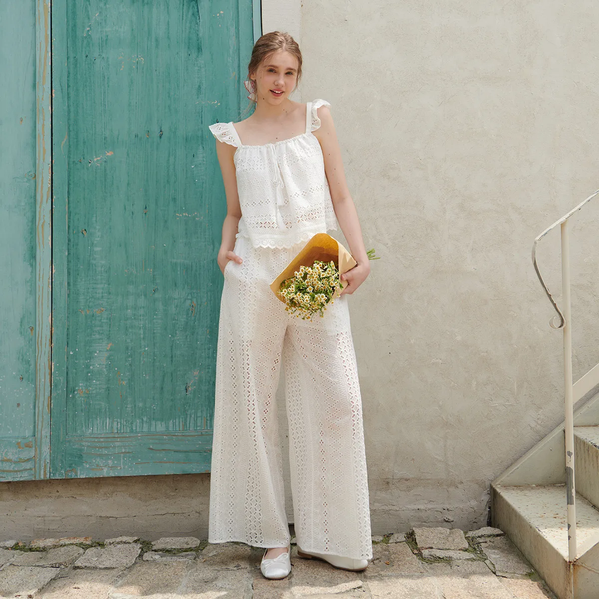 

Весенне-летняя блузка для девочек во французском стиле с квадратным вырезом и кружевом, с открытым передом - укороченный топ / повседневные брюки