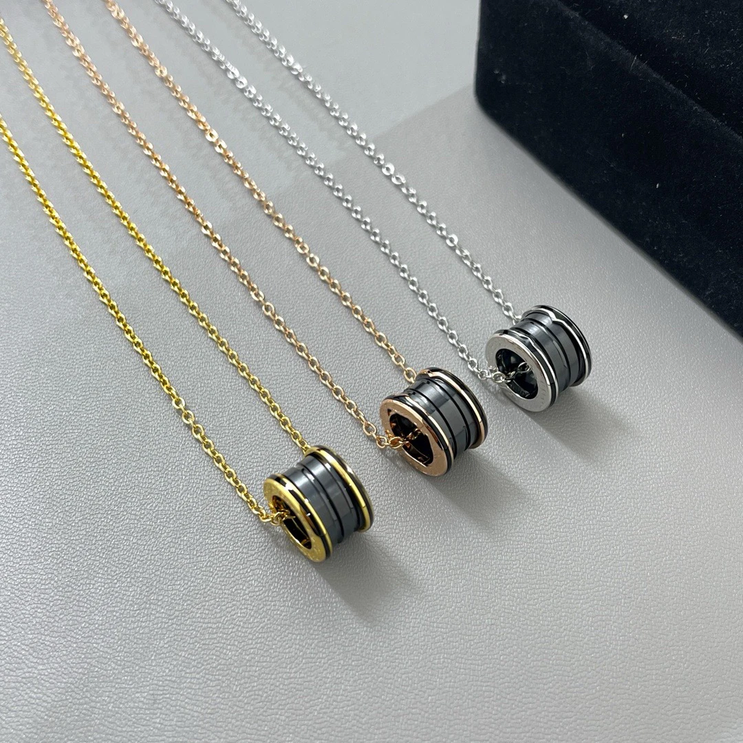 

The 2025 new high version of the Baojia Xiaoman Waist Black Knight Sand-faced Ceramic Necklace is a fashionable and versatile co