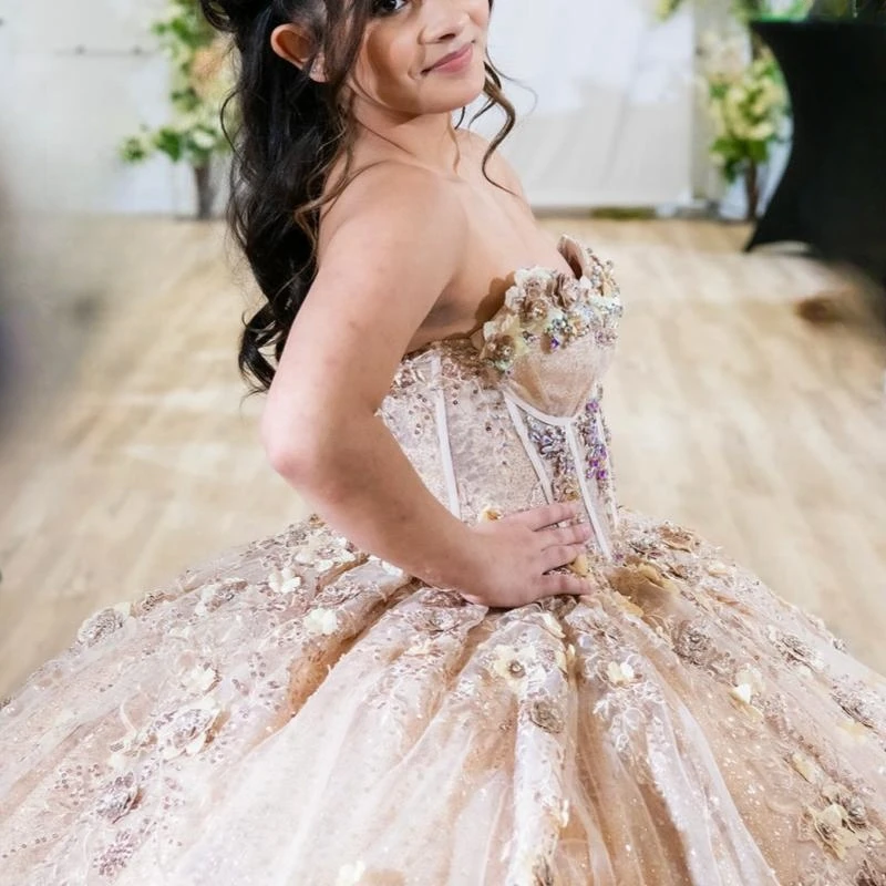 فساتين Quinceanera لامعة بلون الشمبانيا مخصصة فستان حفلة مكشوف الأكتاف مزين بالدانتيل والخرز تول حلو 16 فستان فيستدوس 15 دي