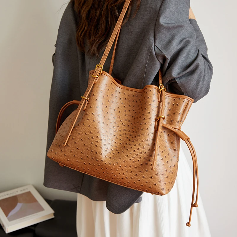 

Branded Ostrich Pattern Handbag Women's Luxury High-quality Shoulder Bag Large Capacity Casual Commuter Tote Bag Tassel Design