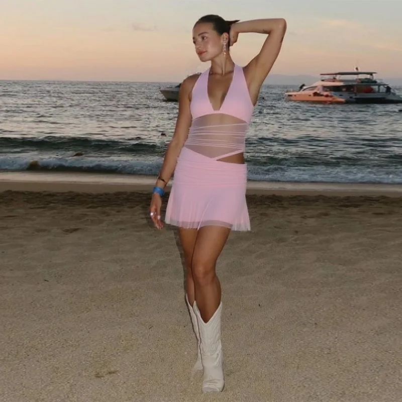 Nueva ropa de mujer de estilo europeo y americano, vestido Sexy de malla con empalme en V profundo, vestido corto con cuello Halter a la cadera, venta al por mayor