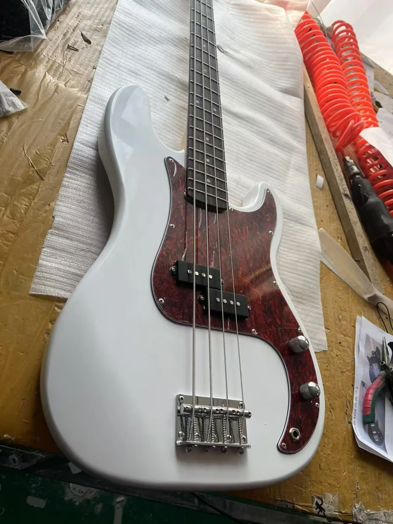 

В наличии высококачественный 4-струнный электрический бас, накладка из палисандра, белый корпус, карман для красной брони, бесплатная доставка