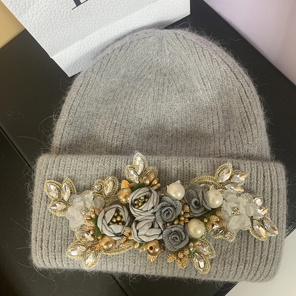 2023 New Designer Brand Rabbit Fur Knitted Hat with Flower Bouquet Pearls Winter Hats Lady Soft Warm Wool Skullies Beanies