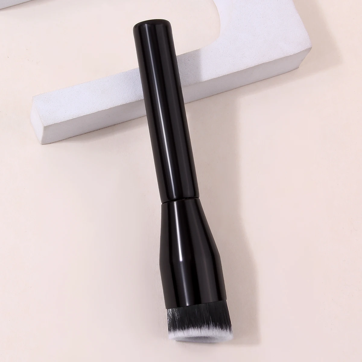 Schwarzer, nahtloser Foundation-Pinsel mit flacher Oberseite, Holzgriff für streifenfreies flüssiges und cremiges Basis-Make-up