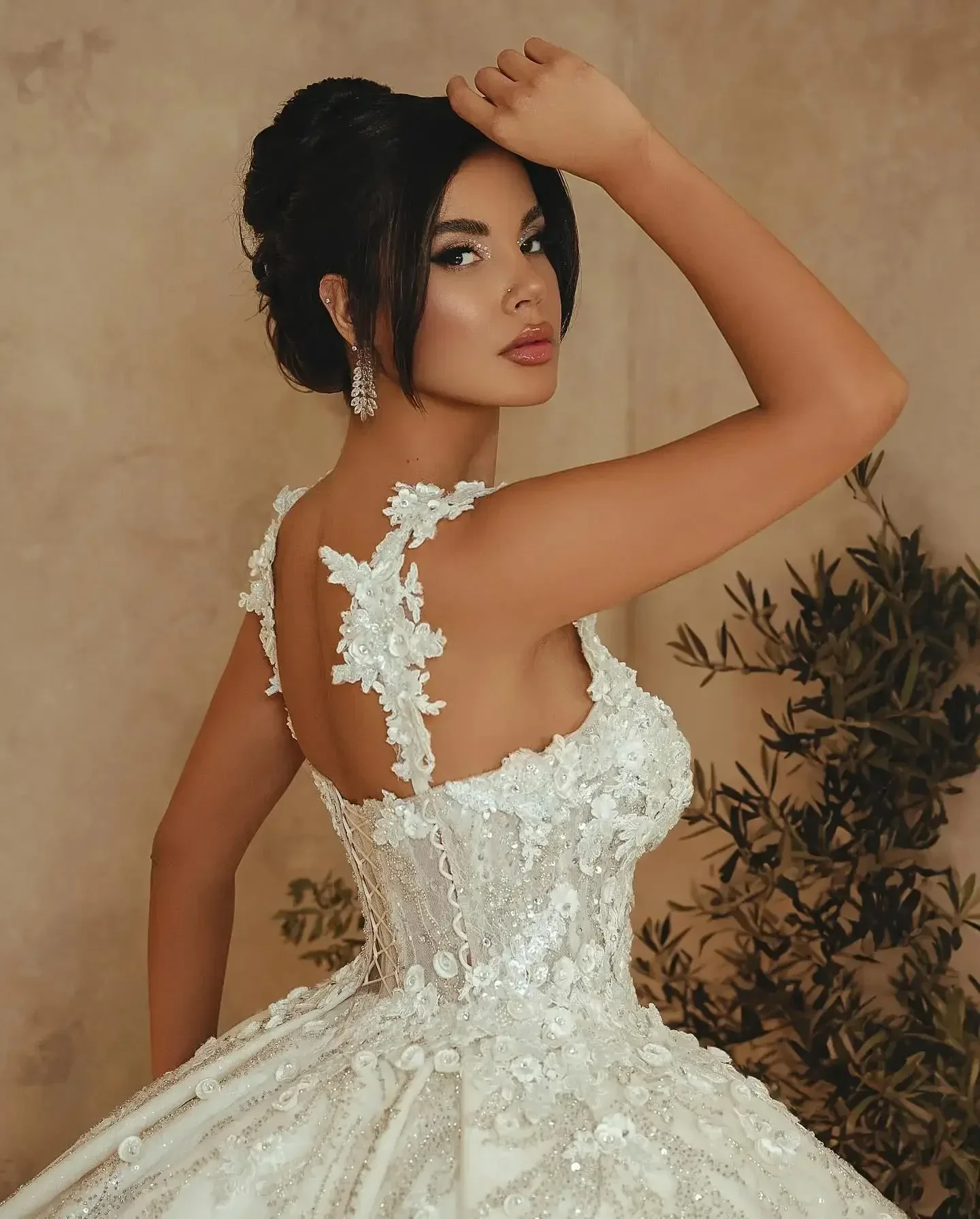 Robe de mariée de luxe avec des appliques florales 3D, avec strass, dos nu, bretelles Spaghetti, sur mesure, 2026
