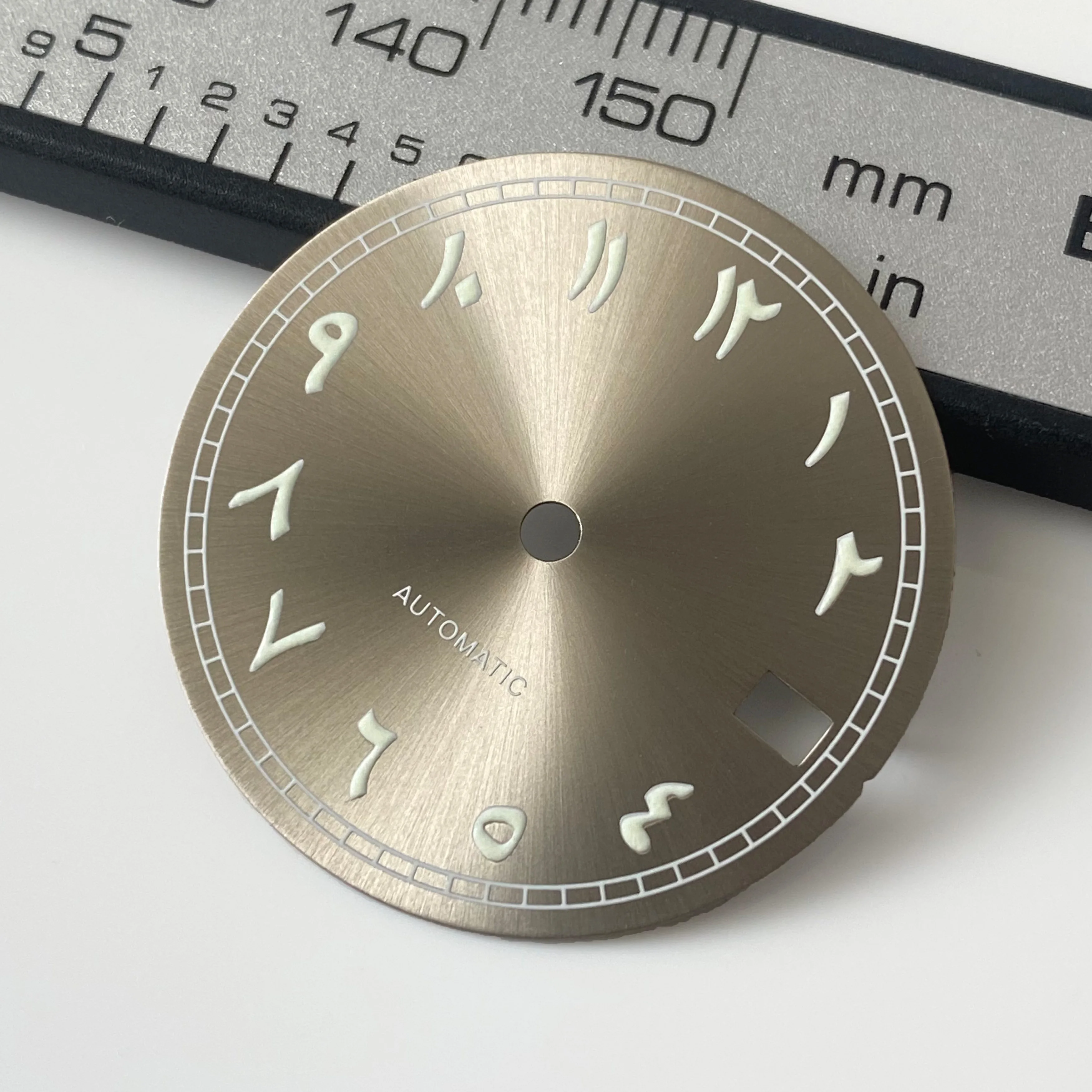 Циферблат NH35 28,5 мм с арабскими цифрами и зеленым светящимся циферблатом подходит для сменных аксессуаров калибра NH35 NH36 NH38