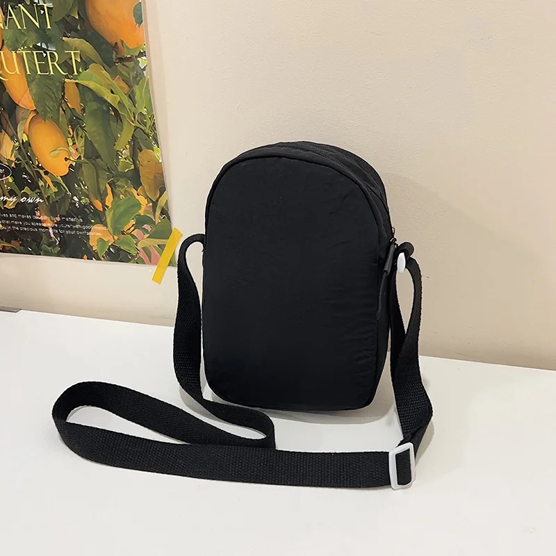 Fashionable and versatile single-shoulder bag with zipper opening design, suitable for daily commuting as a crossbody bag