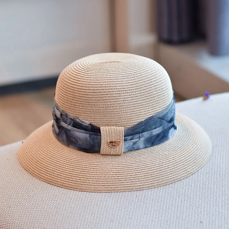 

Elegant straw-woven hat for women a round flat-topped top hat vacation and with sense of design