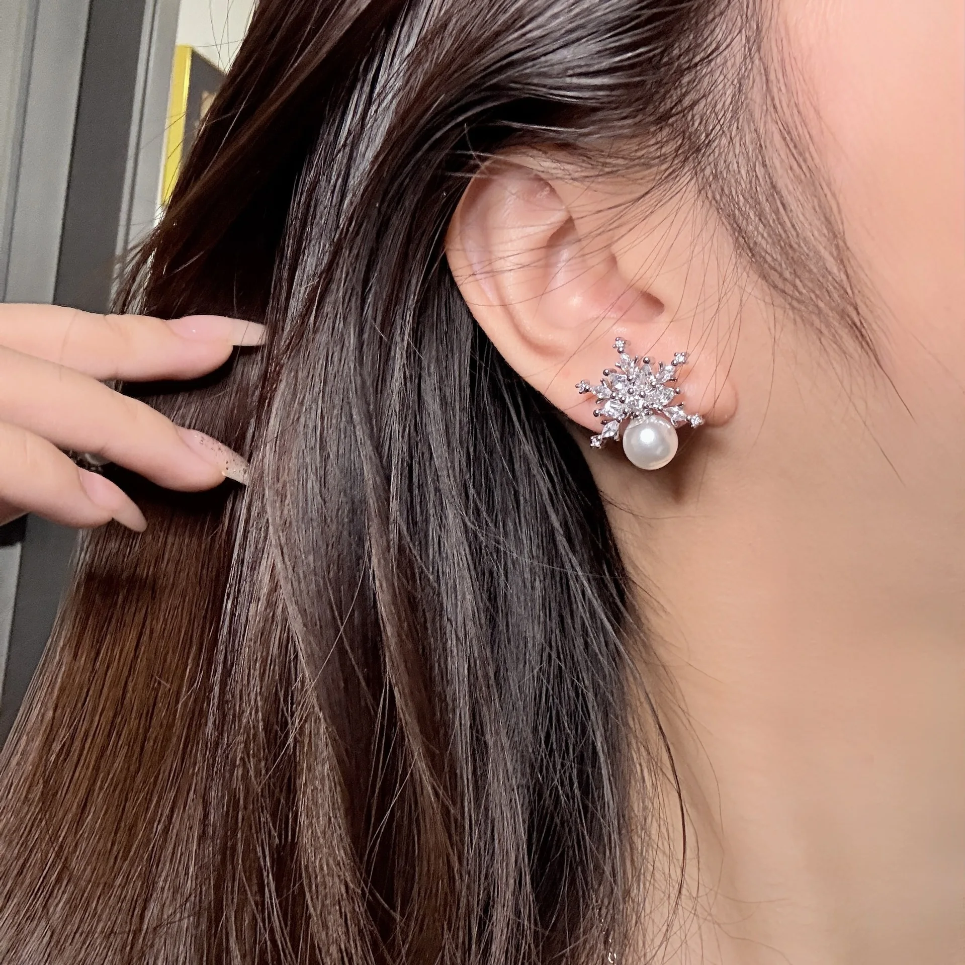 

Новые нежные стильные серьги со снежинками и жемчугом для женщин, легкие роскошные серебряные серьги 925, серьги-гвоздики с бриллиантами и цветами, свадебные украшения