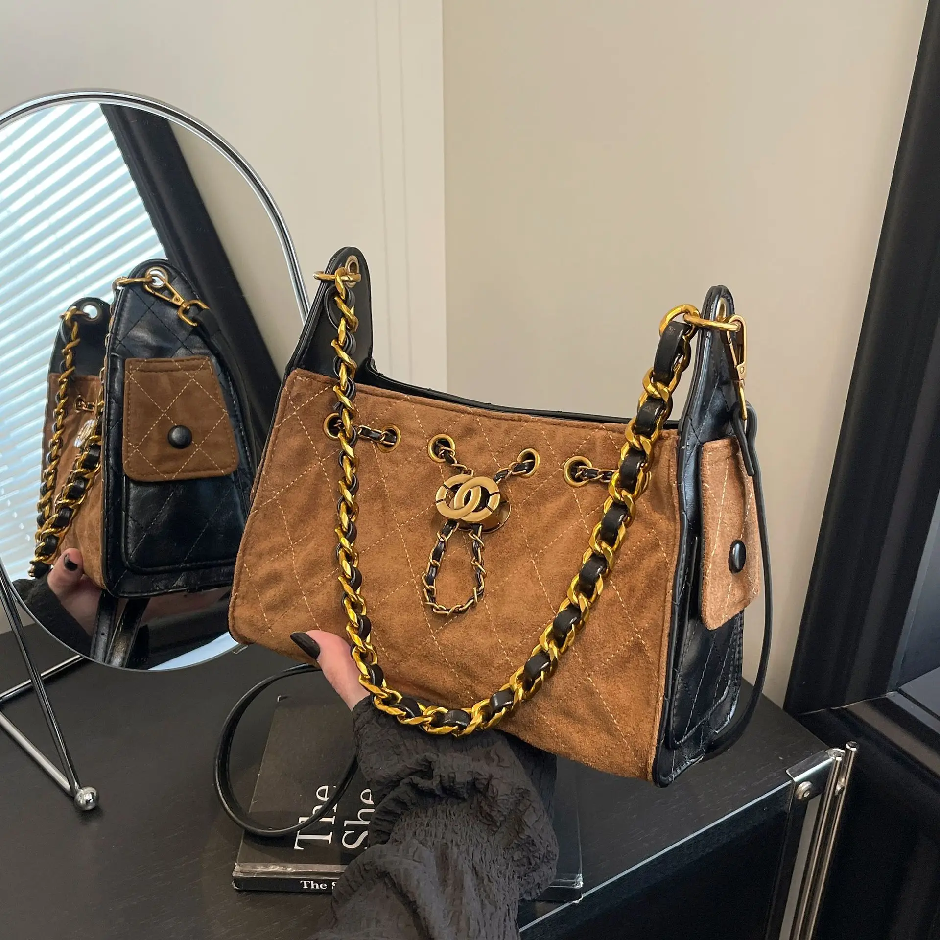 

Bohemian Chic Shoulder Bag for Women 2025 New Drawstring Bucket Bag Vintage Crossbody Purse with Metal Chain