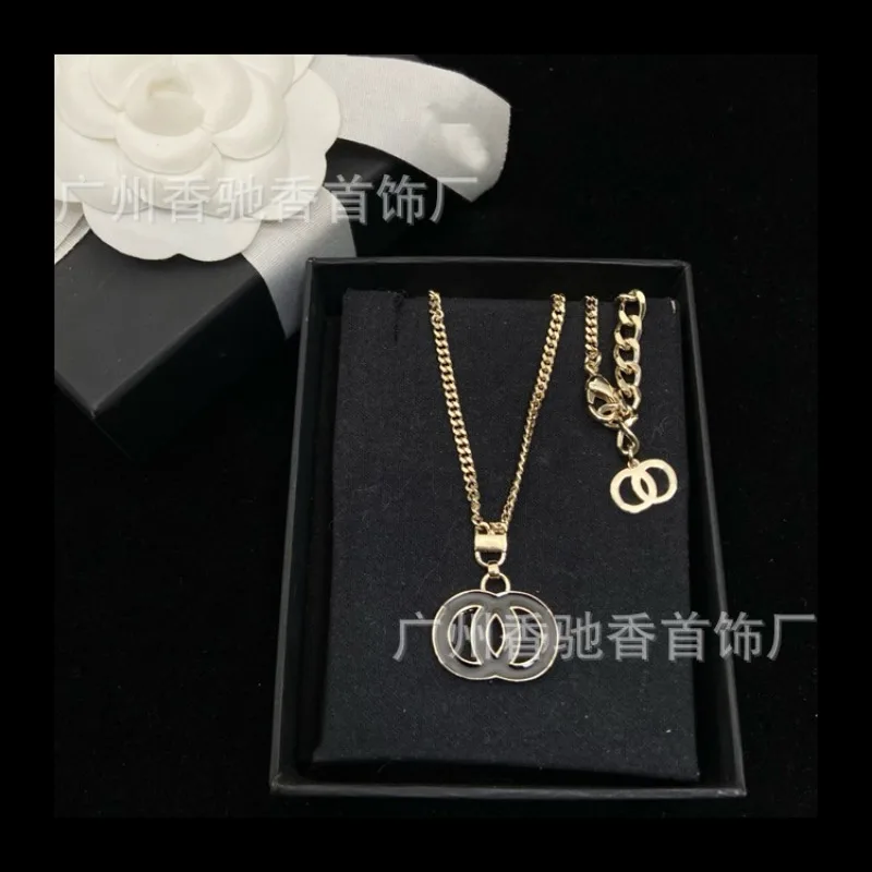 الجدة شيانغ المينا السوداء قلادة بسيطة عالية الجودة الصيف الحلو ومزاج بارد متعدد الاستخدامات