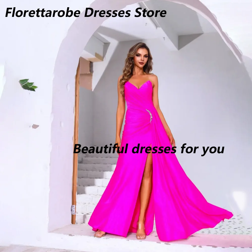 Vestido de fiesta largo rosa fucsia personalizado sin tirantes, corte A, con cuello en V, falda fruncida, detalles de pedrería y abertura alta