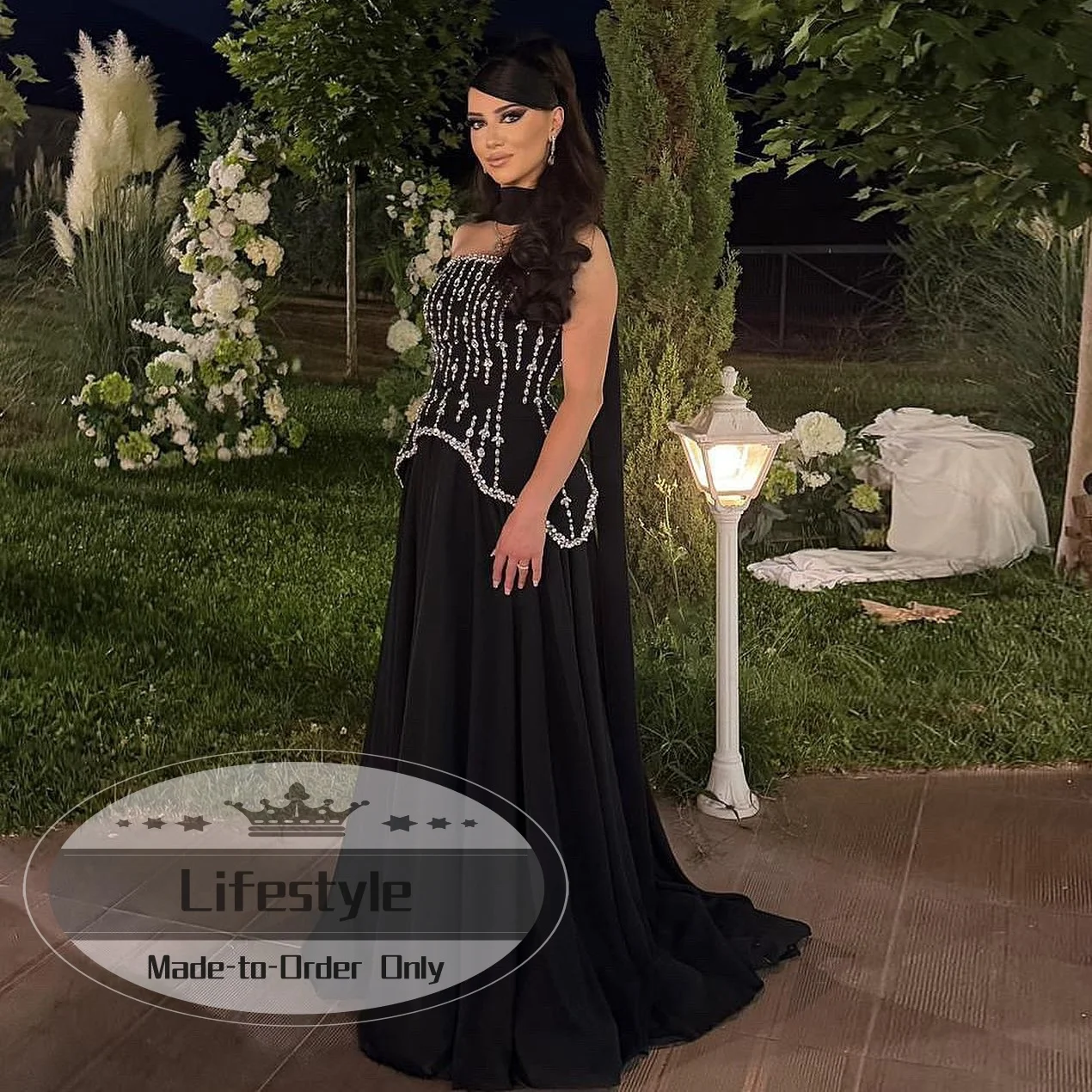 Vestido de noche formal negro sin tirantes, con pedrería y cuentas, cuello alto tipo choker, corte en A, largo hasta el suelo, elegante vestido de fiesta.