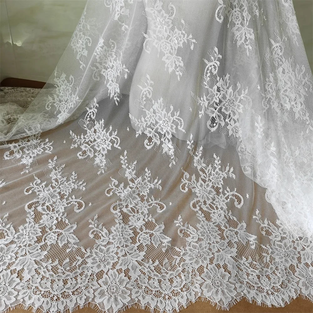 Abito da sposa sottile in tessuto di pizzo Chantilly fiore lucido bianco sporco 1 pz = 1.5 x3meter