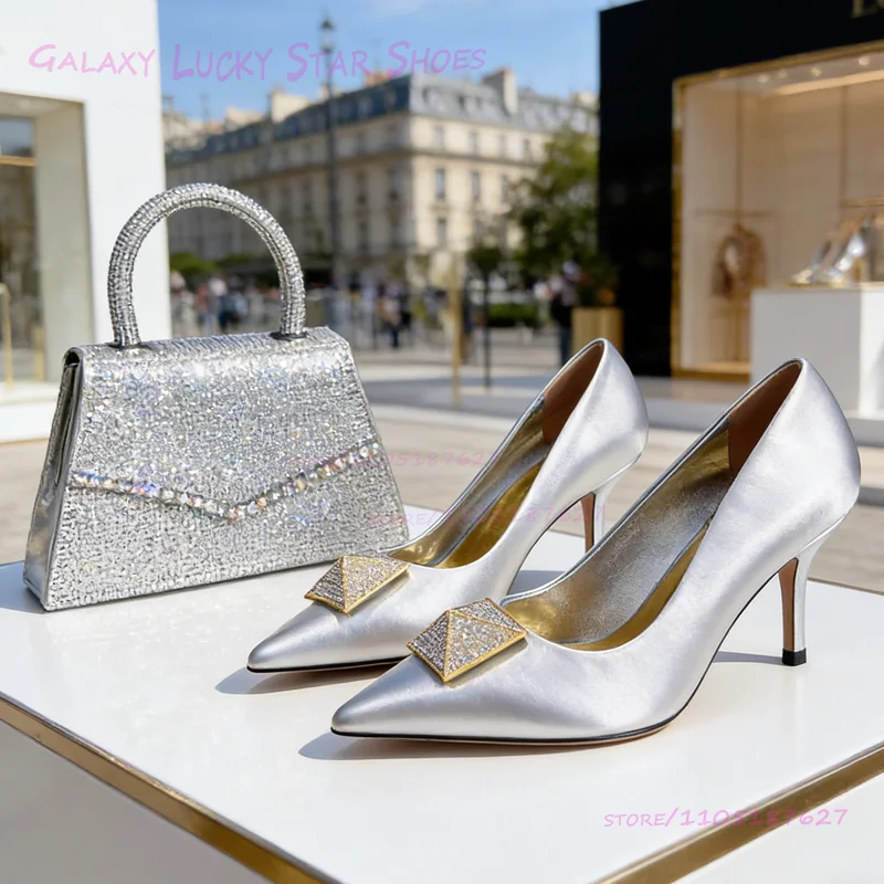 Sandalias de cuero plateadas con remaches dorados para mujer, lujosas zapatillas de fiesta negras brillantes con cristales dorados, zapatos rosas de noche informales blancos