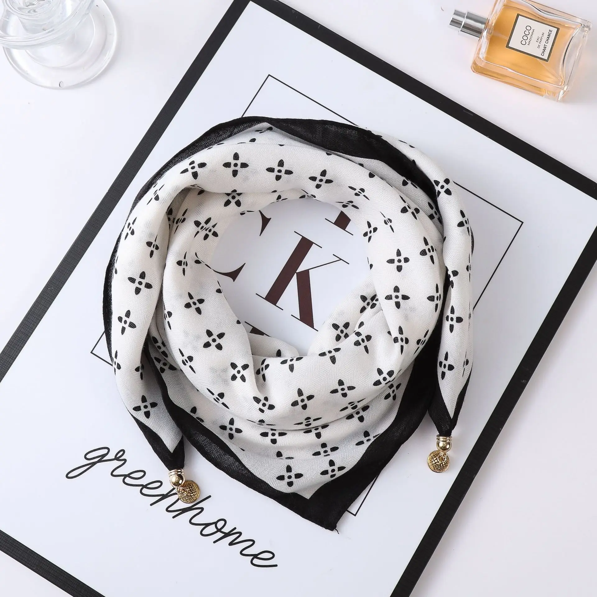 

versatile neck protection scarf scarf Korean version of small gold ball magnetic buckle scarf