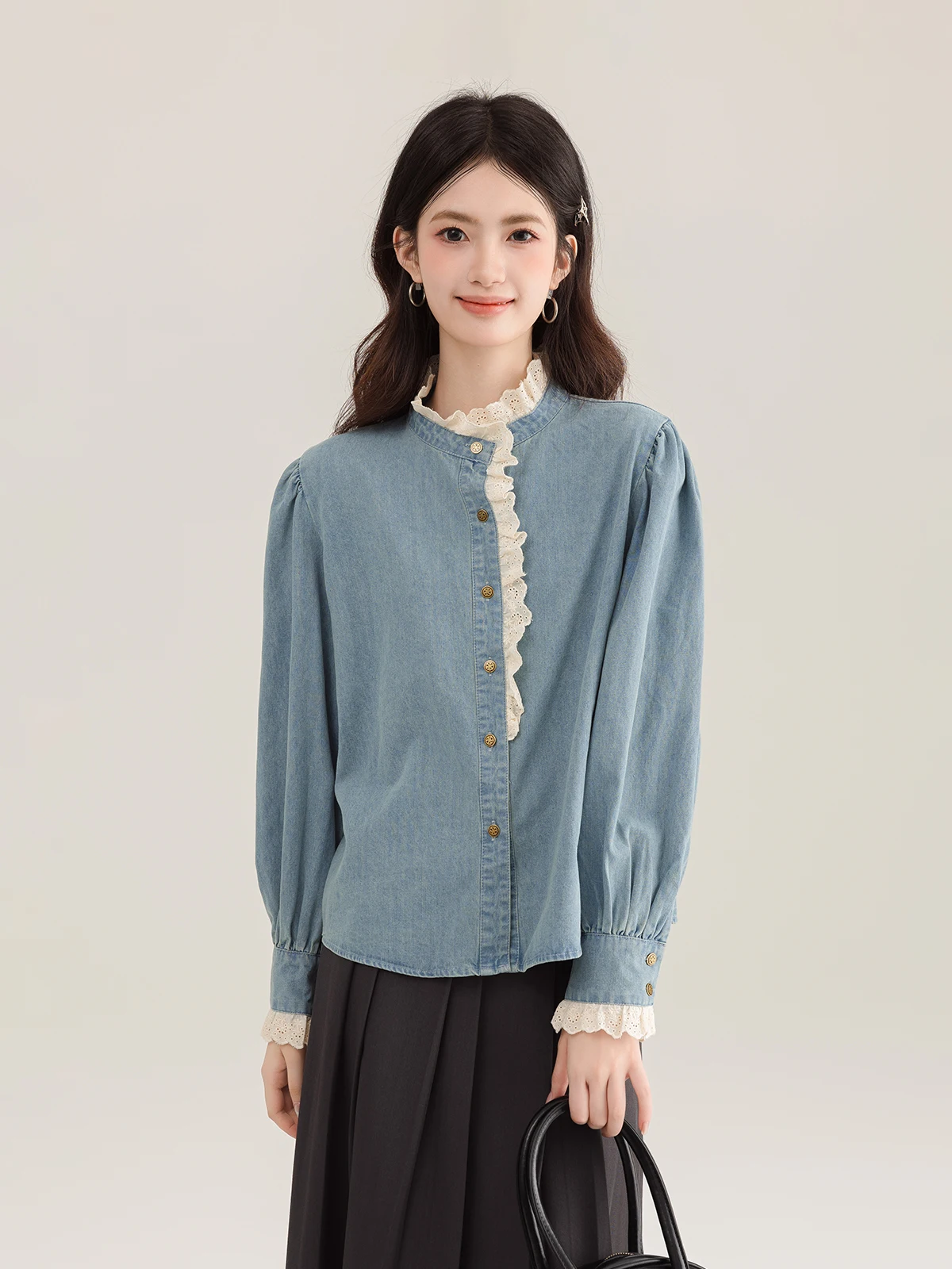

Корейская джинсовая блузка с кружевной отделкой и рукавами-фонариками, женская модная осенняя новинка, универсальная повседневная блузка на пуговицах