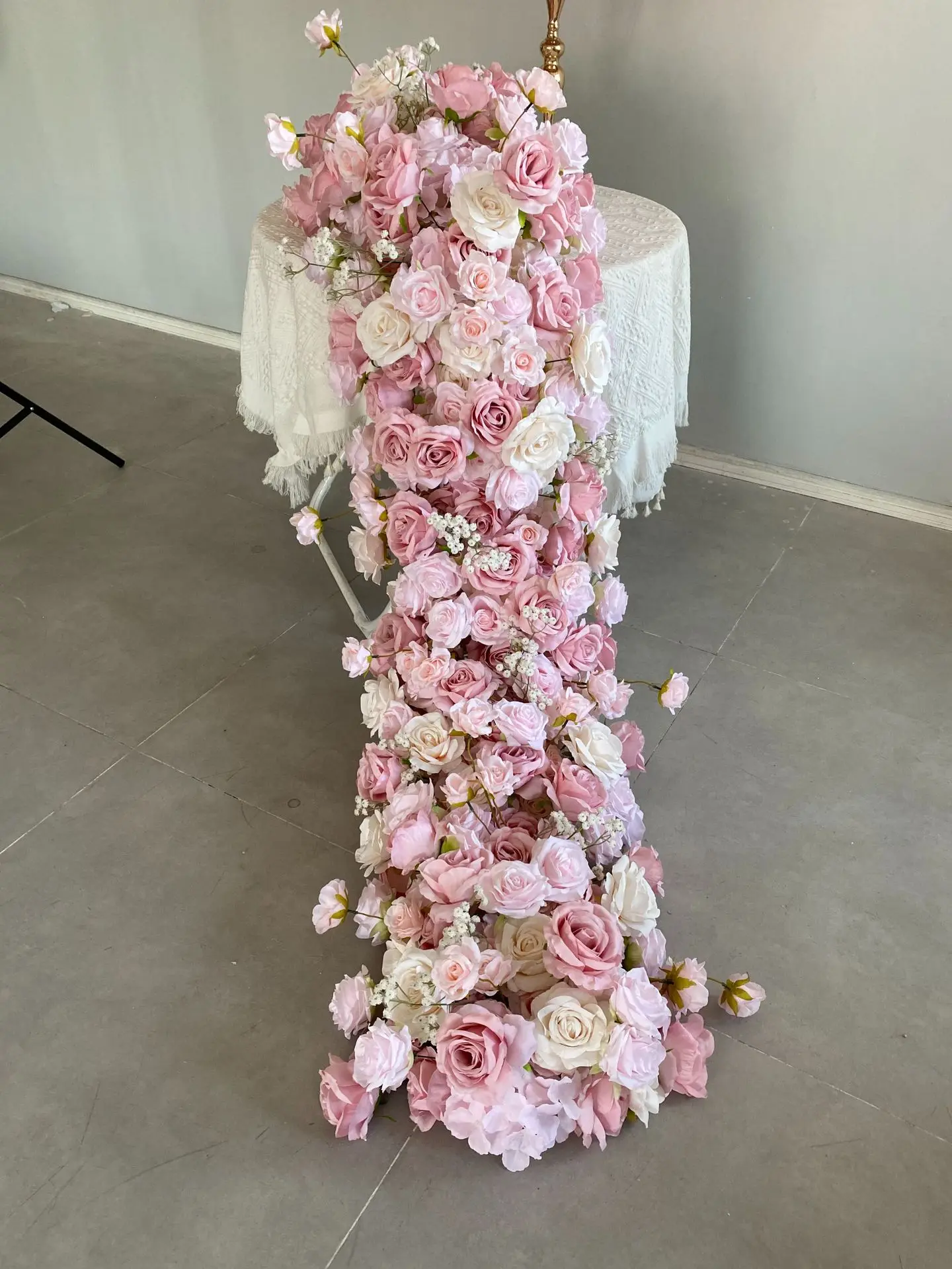 Rosa künstliche Blumenkugel und Blumenreihe, Hochzeitstischbogen, Hintergrund, Blumendekoration für Veranstaltungen, Bankette, Heimdekoration, Großhandel – Detail 5