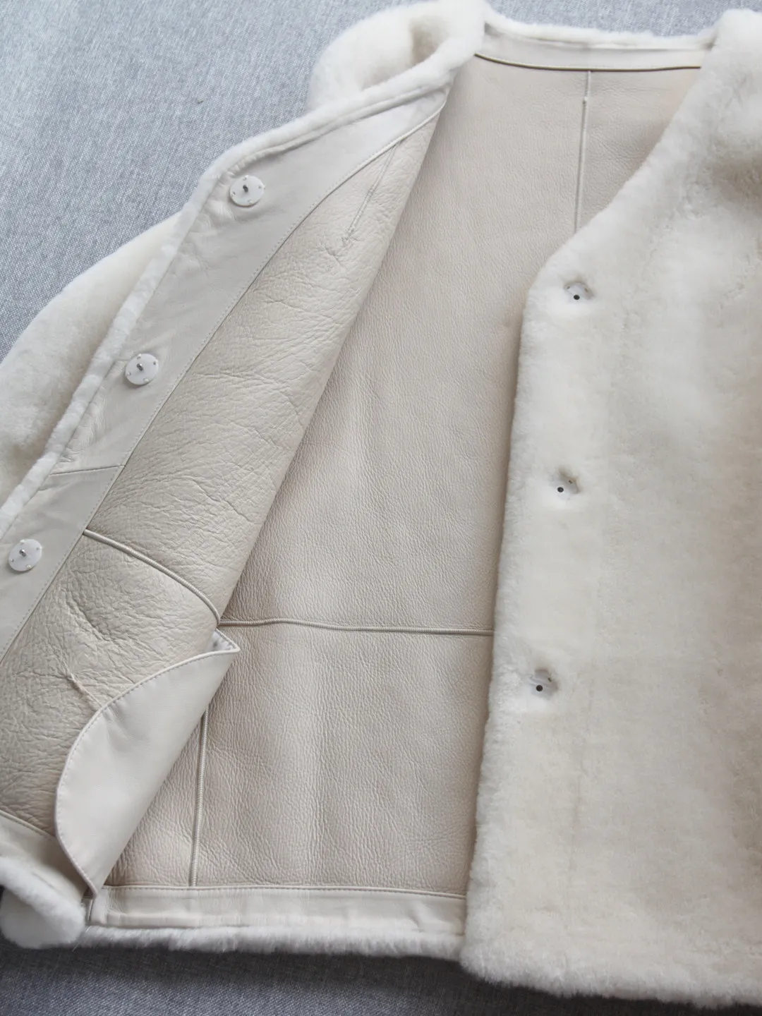 في عام 2025، سترة من فرو صوف ميرينو الأسترالي المتكامل من الفرو متوسط الطول ورقبة على شكل حرف V معطف من الصوف الحقيقي