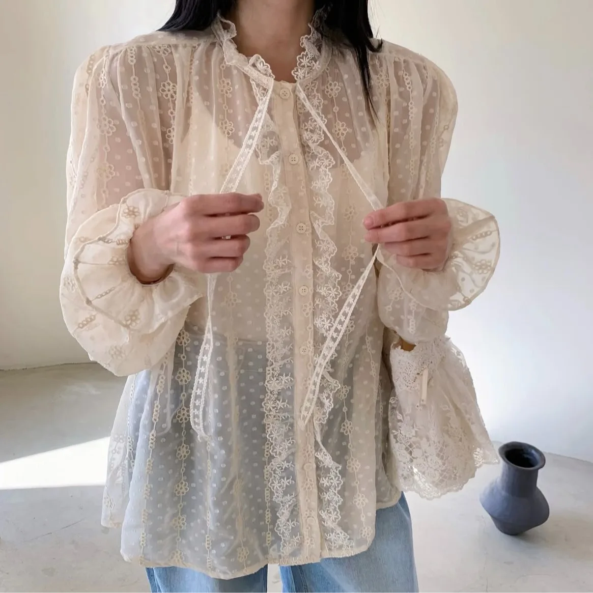 เสื้อผู้หญิงแขนยาว คอตั้ง แต่งผ้าลูกไม้ พร้อมเข็มขัดสไตล์เกาหลี สำหรับฤดูใบไม้ผลิและฤดูใบไม้ร่วง